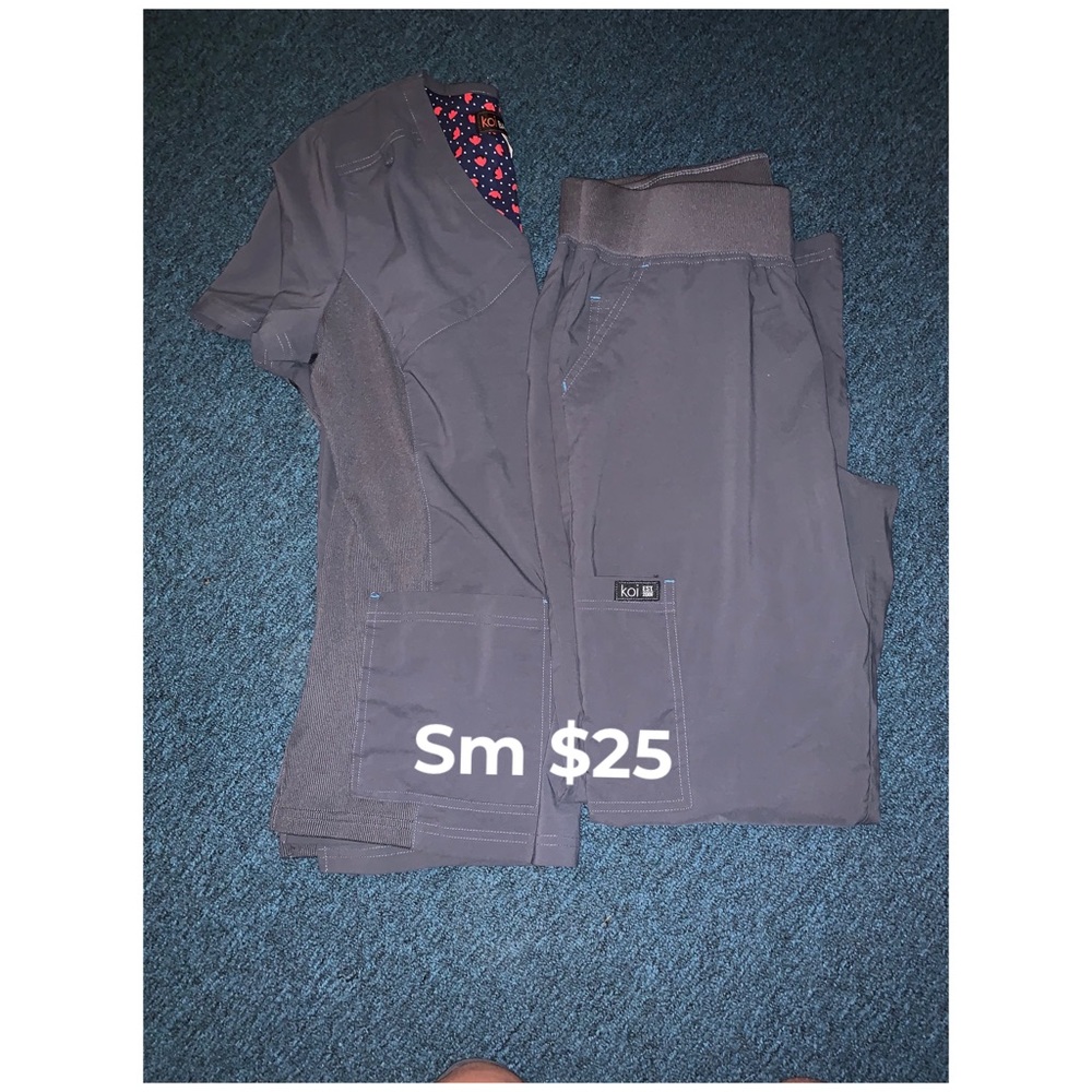 Koi scrub set size small.